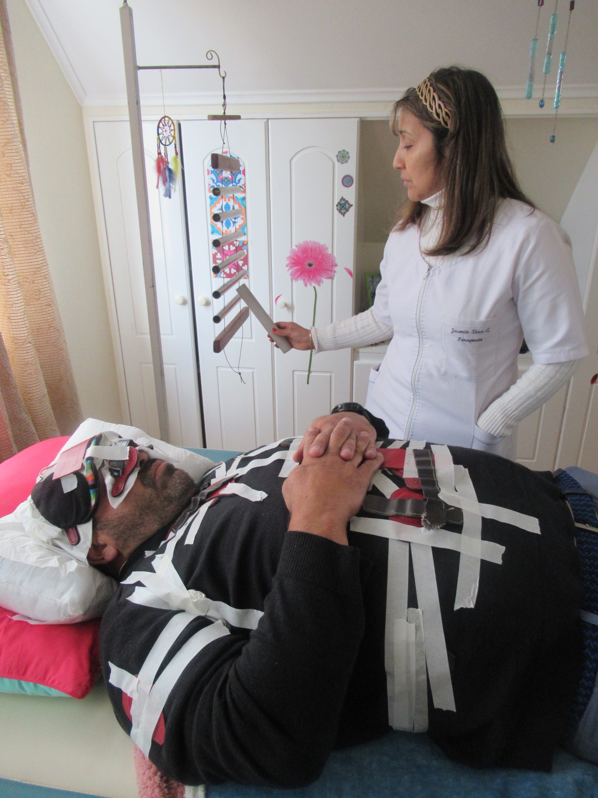 IMG_0352 Una terapeuta entregando una terapia de Biomagnetismo a un paciente.