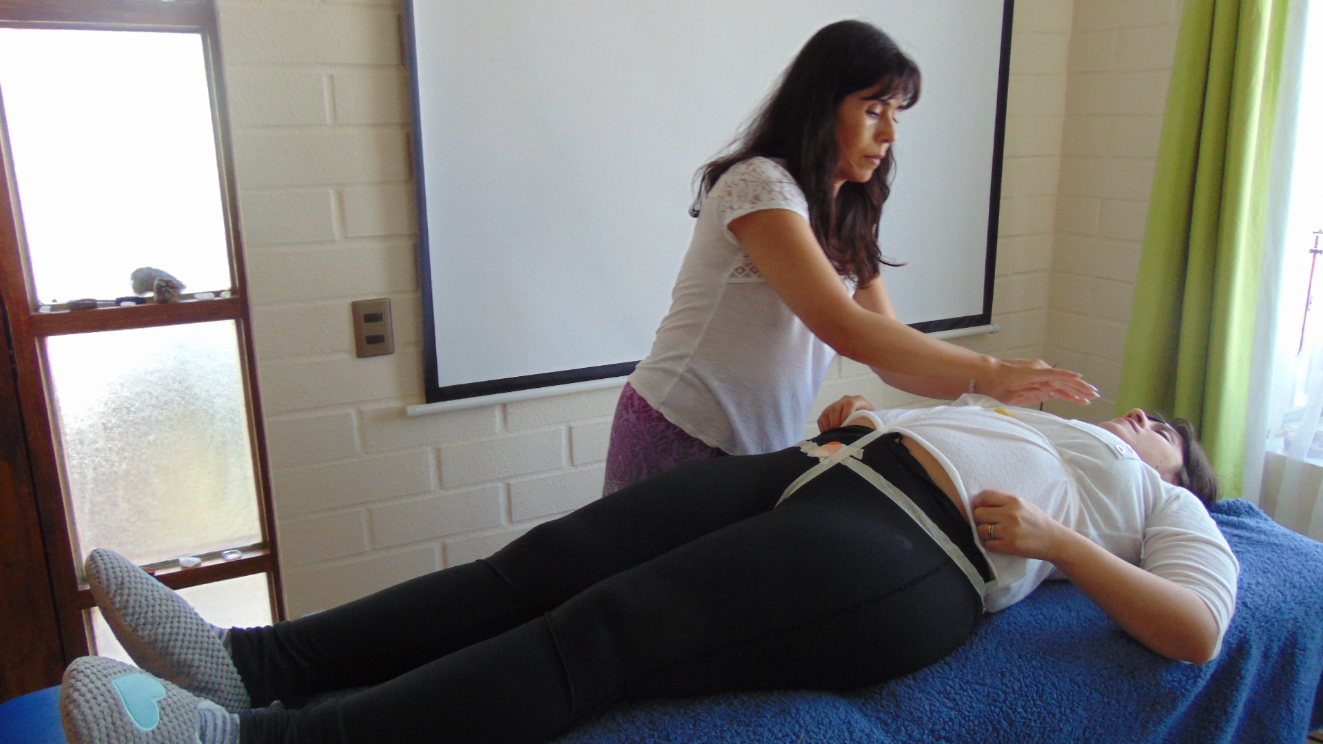 DSC00306 Aprendiz de Terapeuta durante un taller entregando una terapia de Biomagnetismo.